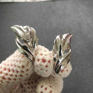 Vintage Silver Trifari leaf Clip Earrings (E33)